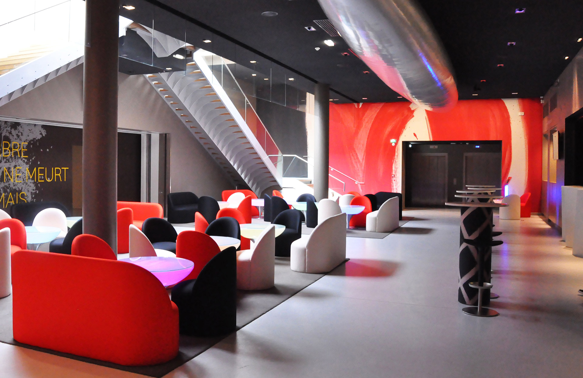 Accueil et espace bar/restauration d’un centre culturel par l’agence Borella Art Design
