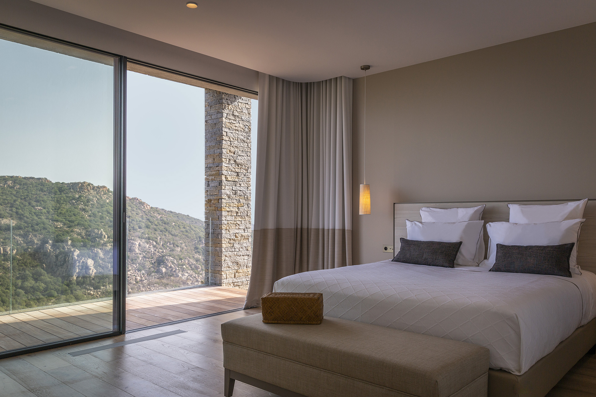 Chambre d’une villa en Corse par Borella Art Design